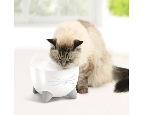 Fontaine catit Pixi Fountain blanc 2,5 l, fontaine pour chat fonctionnement sur secteur Un chat boit à une fontaine pour chat en forme de chat.