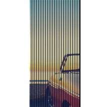Auto am Strand mit vertikalen Linien im Vordergrund