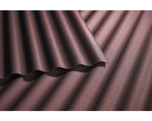 Gros plan de plaques ondulées bitumées pour la couverture de toit