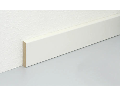 Plinthe en bois sur un mur