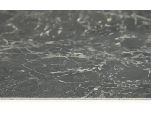 Gros plan d''un plan de travail foncé avec un aspect marbré.