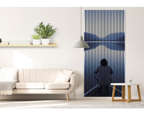 Salon avec canapé, table d''appoint et une image à lamelles avec une personne au bord d''un lac.