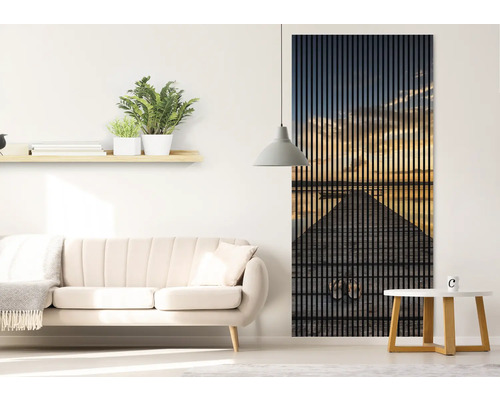 Salon avec canapé, table d''appoint, étagère murale avec décoration et panneau acoustique avec motif photo