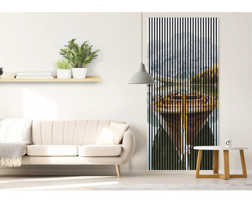 Salon moderne avec canapé, table d''appoint et panneau coulissant avec motif de bateau