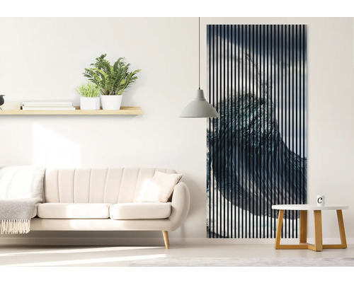 Salon avec canapé, table d''appoint, étagère murale et panneau acoustique