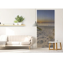 Wohnzimmer mit Couch, Regal, Zimmerpflanzen, Lampe und geriffeltem Wandpaneel mit Strandmotiv