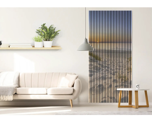 Salon avec canapé, étagère, plantes d''intérieur, lampe et panneau mural cannelé avec motif de plage