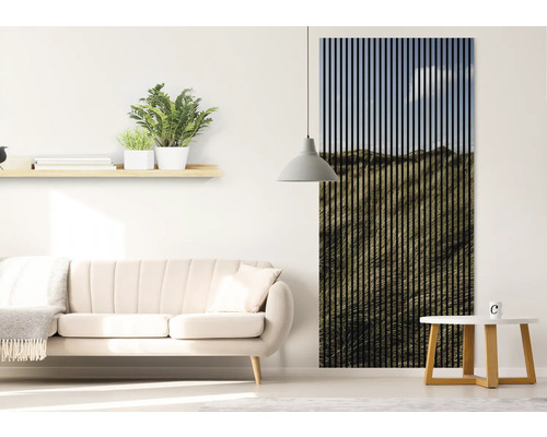 Salon avec canapé, table, étagère murale et panneau acoustique avec motif de paysage