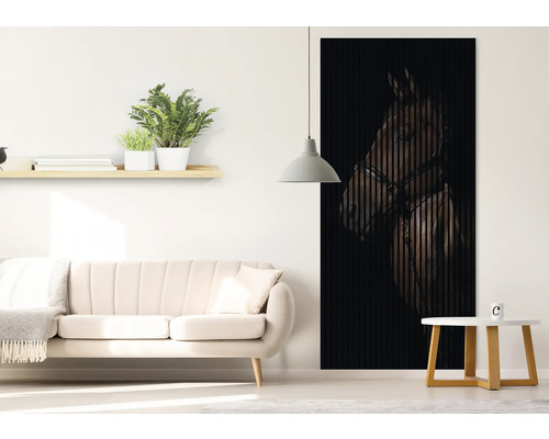 Salon avec canapé, étagère avec plantes et panneau mural avec motif de cheval