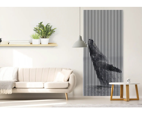 Salon avec canapé, étagère à plantes, table d''appoint et décoration murale à rayures