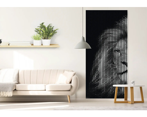 Salon avec canapé et décoration murale avec motif de lion