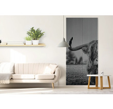 Salon avec canapé, table d''appoint et tableau mural représentant un buffle avec un motif rayé