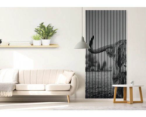 Salon avec canapé, table d''appoint et tableau mural représentant un buffle avec un motif rayé