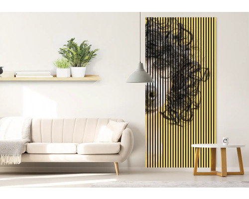 Salon avec canapé, étagère, table d''appoint, suspension et tableau mural