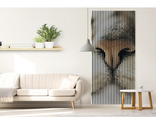 Salon avec canapé, étagère murale avec plantes et tableau acoustique avec motif animalier