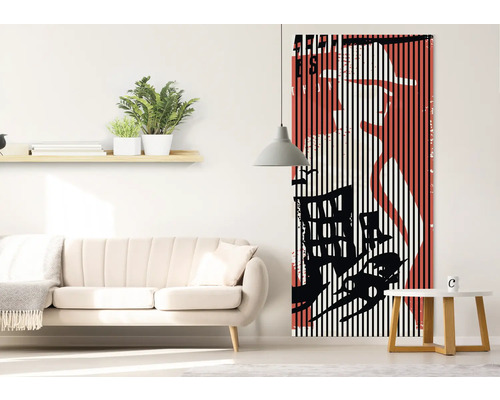 Salon avec canapé, table d''appoint et poster de porte avec motif graphique