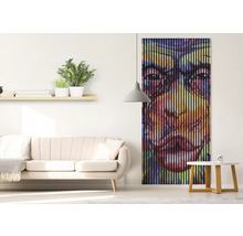 Wohnzimmer mit Sofa, Beistelltisch und Wandbild aus Holzlatten