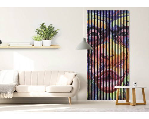 Salon avec canapé, table d''appoint et tableau mural à lattes de bois