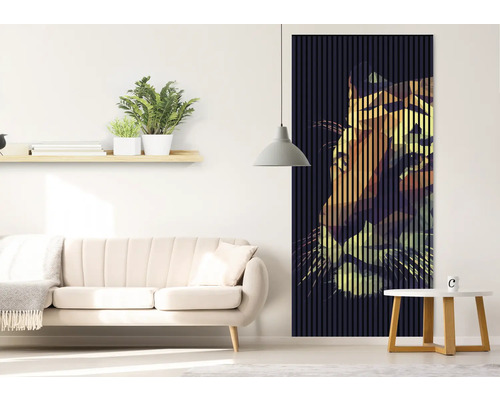 Salon avec canapé, table et panneau mural avec motif de tigre