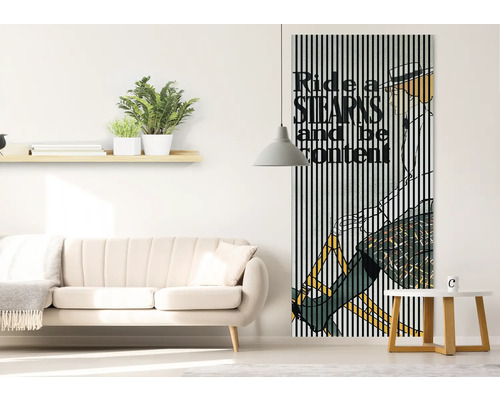 Salon avec canapé, table d''appoint, étagère murale avec décoration et une peinture murale avec un motif de vélo.