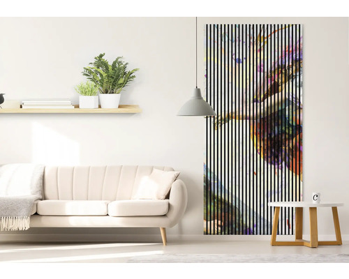 Salon avec canapé, table d''appoint et tableau à lamelles verticales au design abstrait.