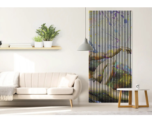 Salon avec canapé, étagère, table et tableau mural