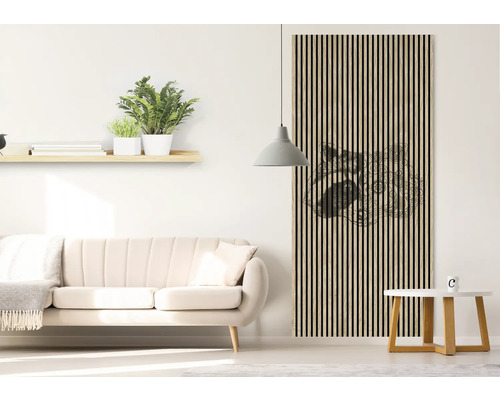 Salon avec canapé, étagère et panneau mural avec motif animalier