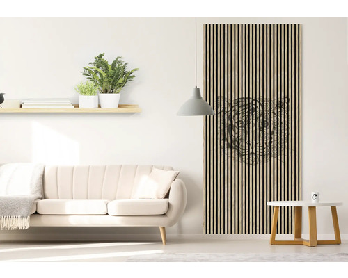 Salon avec canapé, étagère et panneau mural avec motif animalier