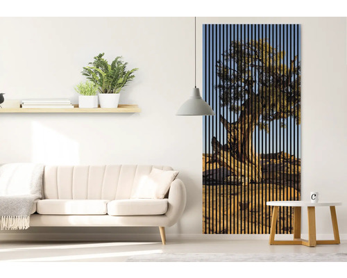 Salon avec canapé, table d''appoint et décoration murale avec un arbre
