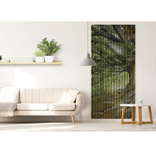 Wohnzimmer mit Sofa, Regal, Lampe und Lamellenbild mit Baum-Motiv