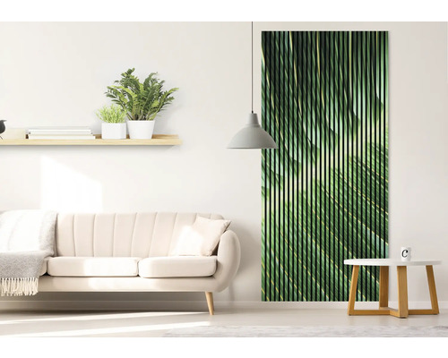 Salon avec canapé, étagère et panneau en bois avec motif végétal