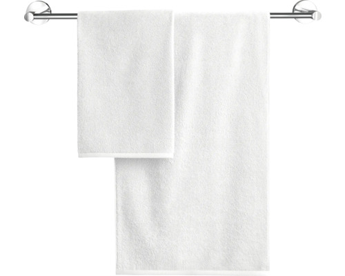 Zwei weisse Handtücher auf einer Handtuchstange