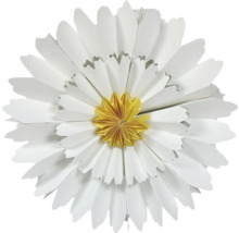 Dekorative Papierblume mit weißen Blütenblättern und gelber Mitte