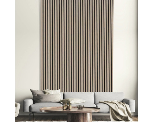 Wohnzimmer mit Holzpaneelwand und Couch