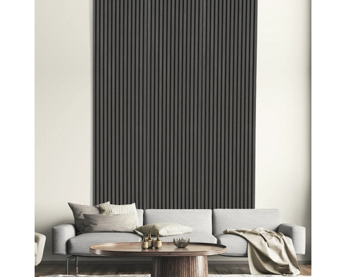 Salon avec mur de lattes gris, canapé et table basse