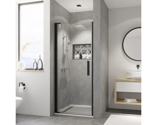 Modernes Badezimmer mit Duschabtrennung, Waschbecken und Spiegel