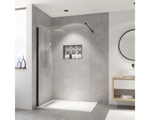 Modernes Badezimmer mit ebenerdiger Dusche, Glaswand und Aufputzarmatur.