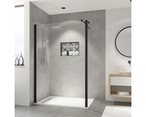 Begehbare Dusche mit schwarzem Rahmen und weisser Duschwanne in einem modernen Badezimmer.