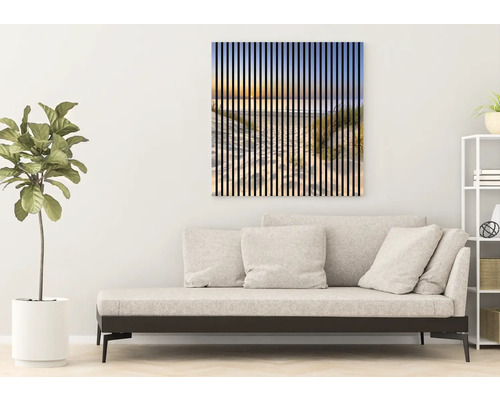 Dekorative Wandkunst mit Strandmotiv über einem Sofa