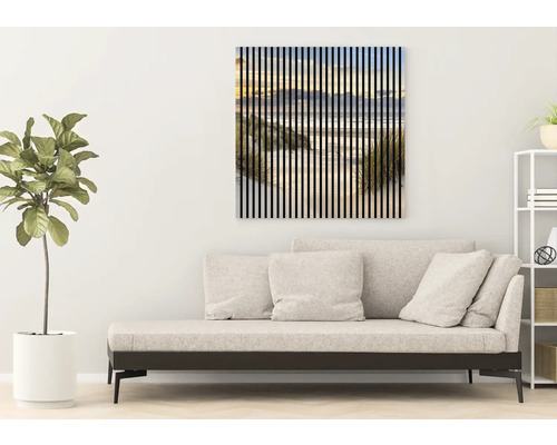 Salon avec lit de jour et tableau mural avec un motif de plage et des rayures verticales.