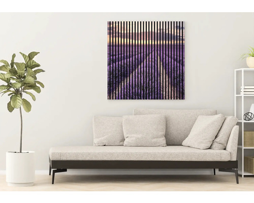 Image murale décorative avec champ de lavande et lignes verticales au-dessus d''un canapé dans un salon.