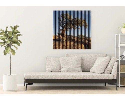Dekoratives Wandbild mit Baum-Motiv über einem Sofa