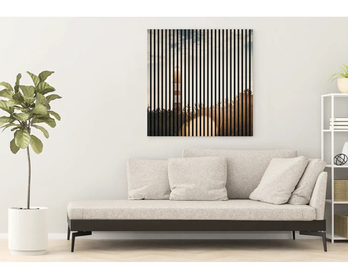 Tableau mural décoratif avec motif de phare au-dessus du canapé dans le salon