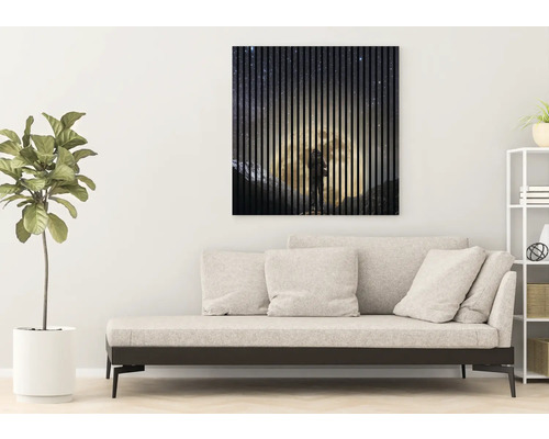 Salon avec un canapé et une décoration murale représentant un ciel étoilé