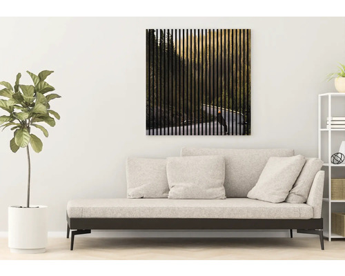 Salon avec canapé et tableau mural avec motif de forêt