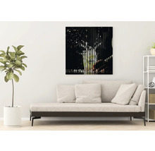 Tableau mural décoratif avec motif graphique au-dessus d''un canapé