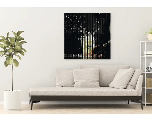 Tableau mural décoratif avec motif graphique au-dessus d''un canapé