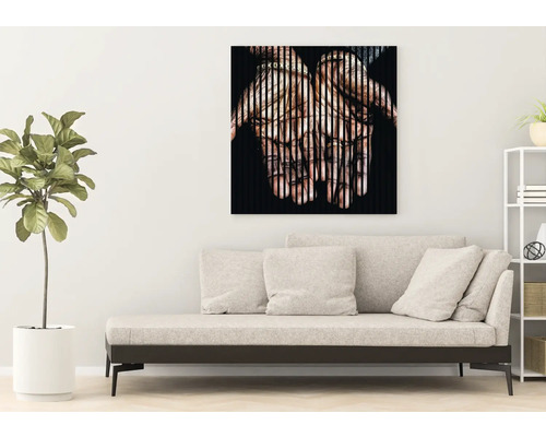 Art mural décoratif au-dessus d''un canapé dans un salon