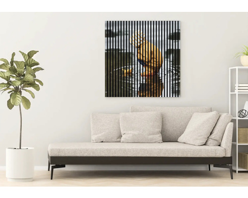 Image murale décorative avec des rayures verticales au-dessus d''un canapé