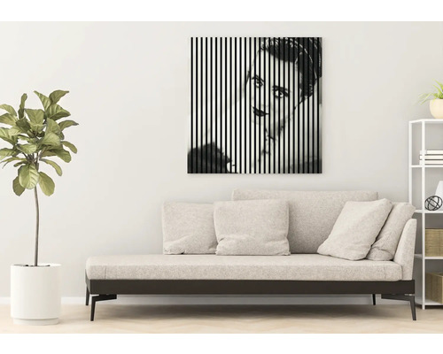 Salon avec canapé et tableau mural à rayures verticales